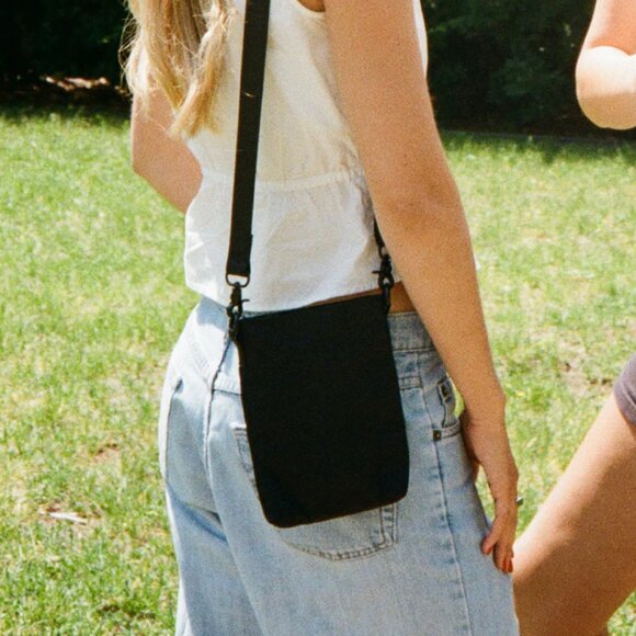 NWOT Thread Wallets - Black - Pocket Sling Bag Adjustable Strap - Picture 2 of 7